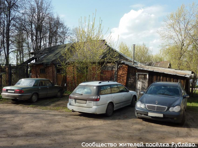 На улице Василия Ботылёва у дома 37 разрушены сараи, стоявшие там более 50 лет!